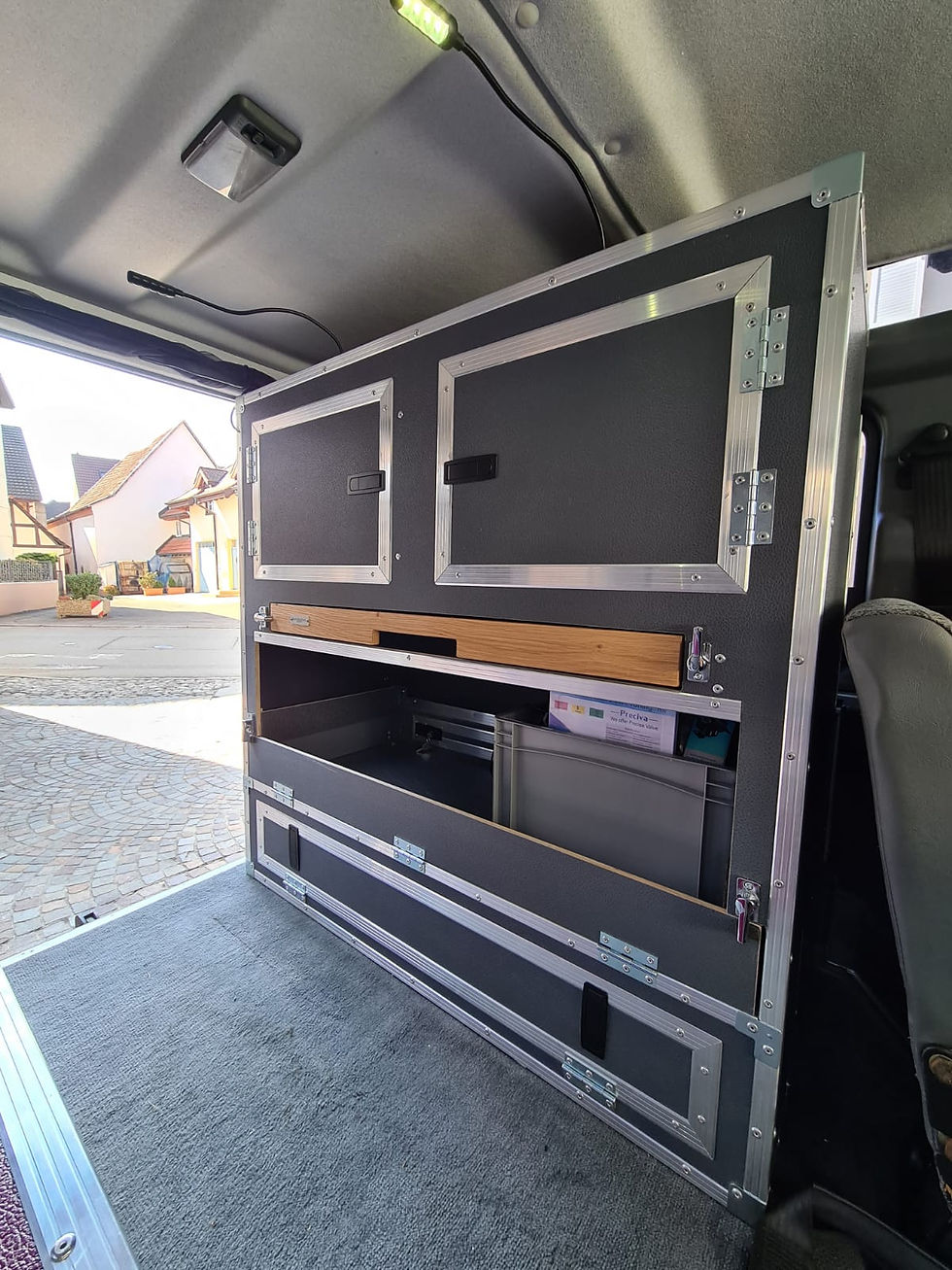Miniaturbild: Landrover Defender Einbauschrank mit Eichentisch