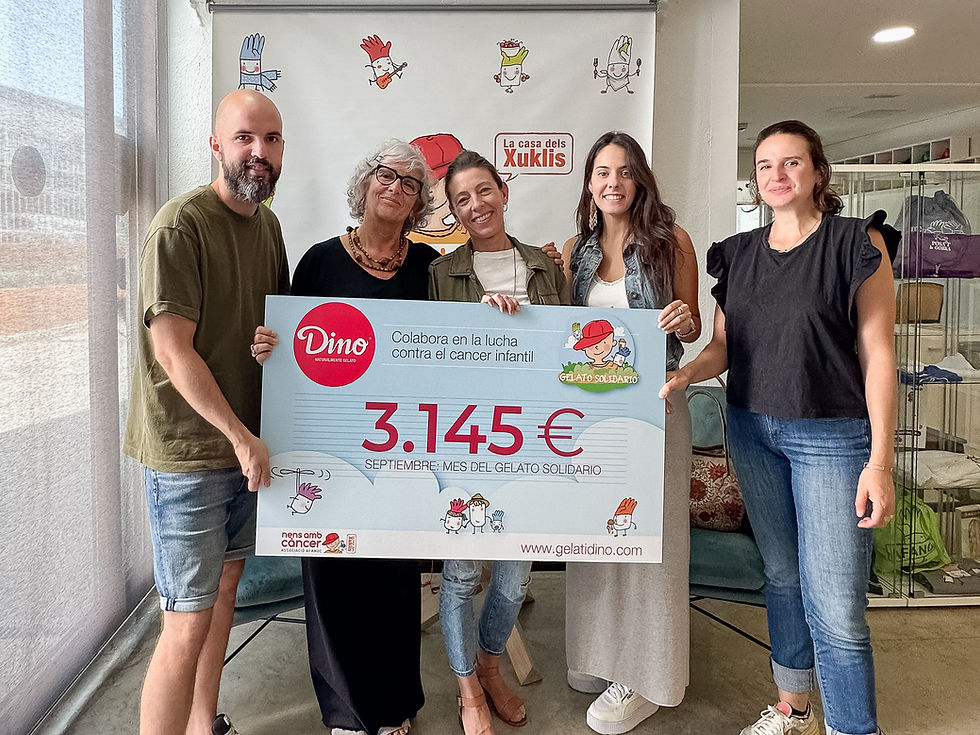 Miembros de AFANOC (Jose Moreno, Maite Golmayo y Gina Pla) y Gelati Dino (Sara Rosso y Ariadna Ferrón), en la entrega del cheque.