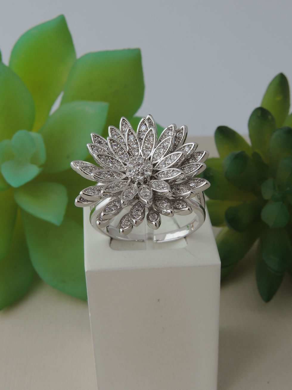 Miniatura: Anel Margarida cravejado com zircônias, em Ródio