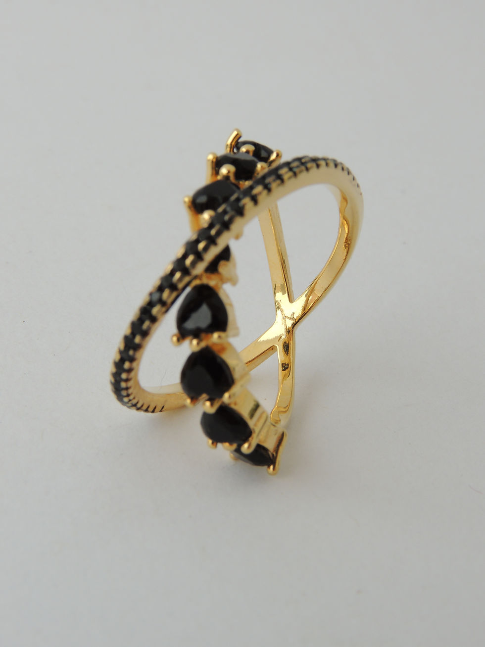 Miniatura: Anel cravejado Zircônias pretas em forma de X.  Folheado ouro 18k