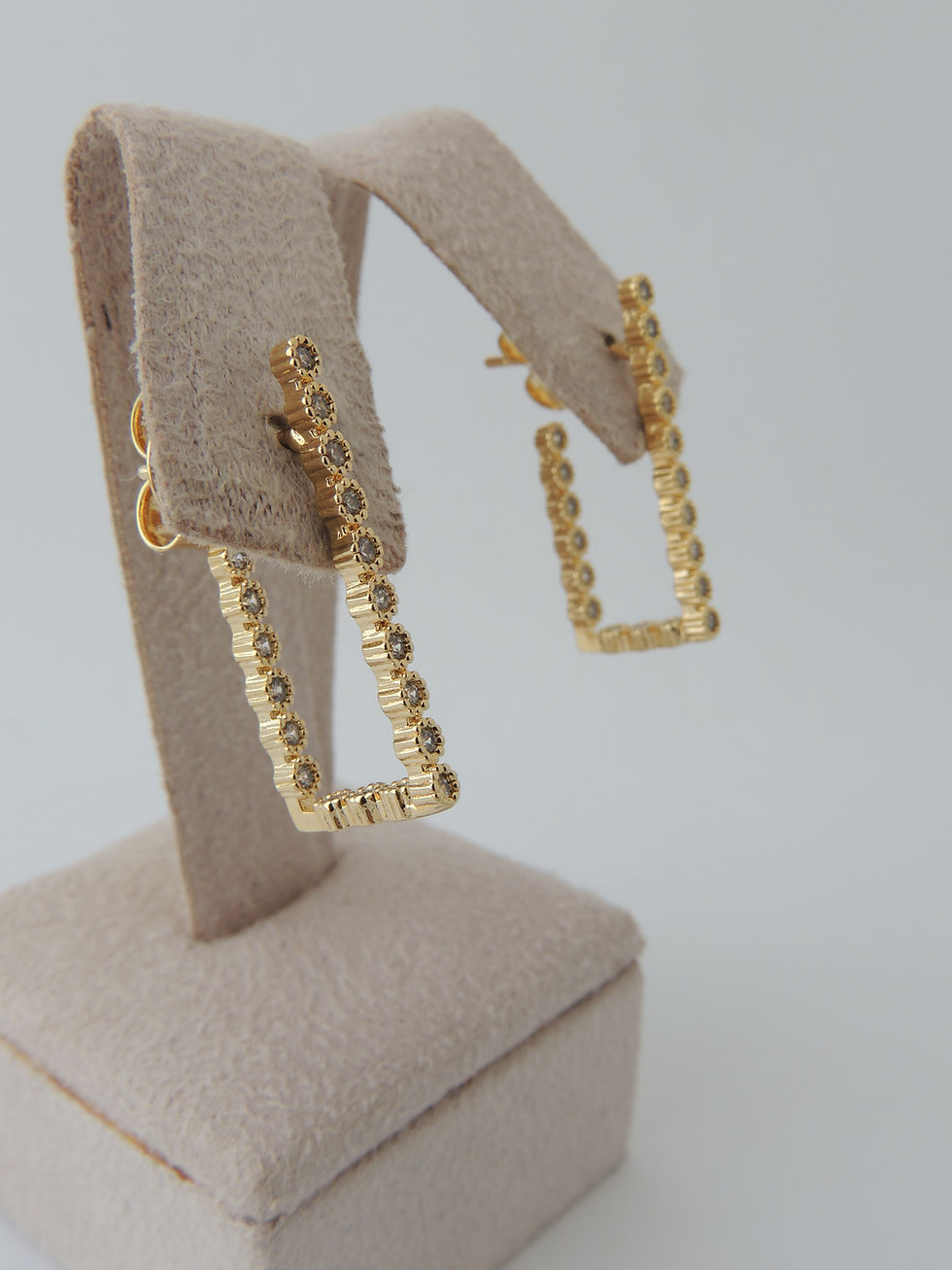 Miniatura: Brinco Argola Quadrado Cravejado com Zircônias. Folheado em ouro 18k