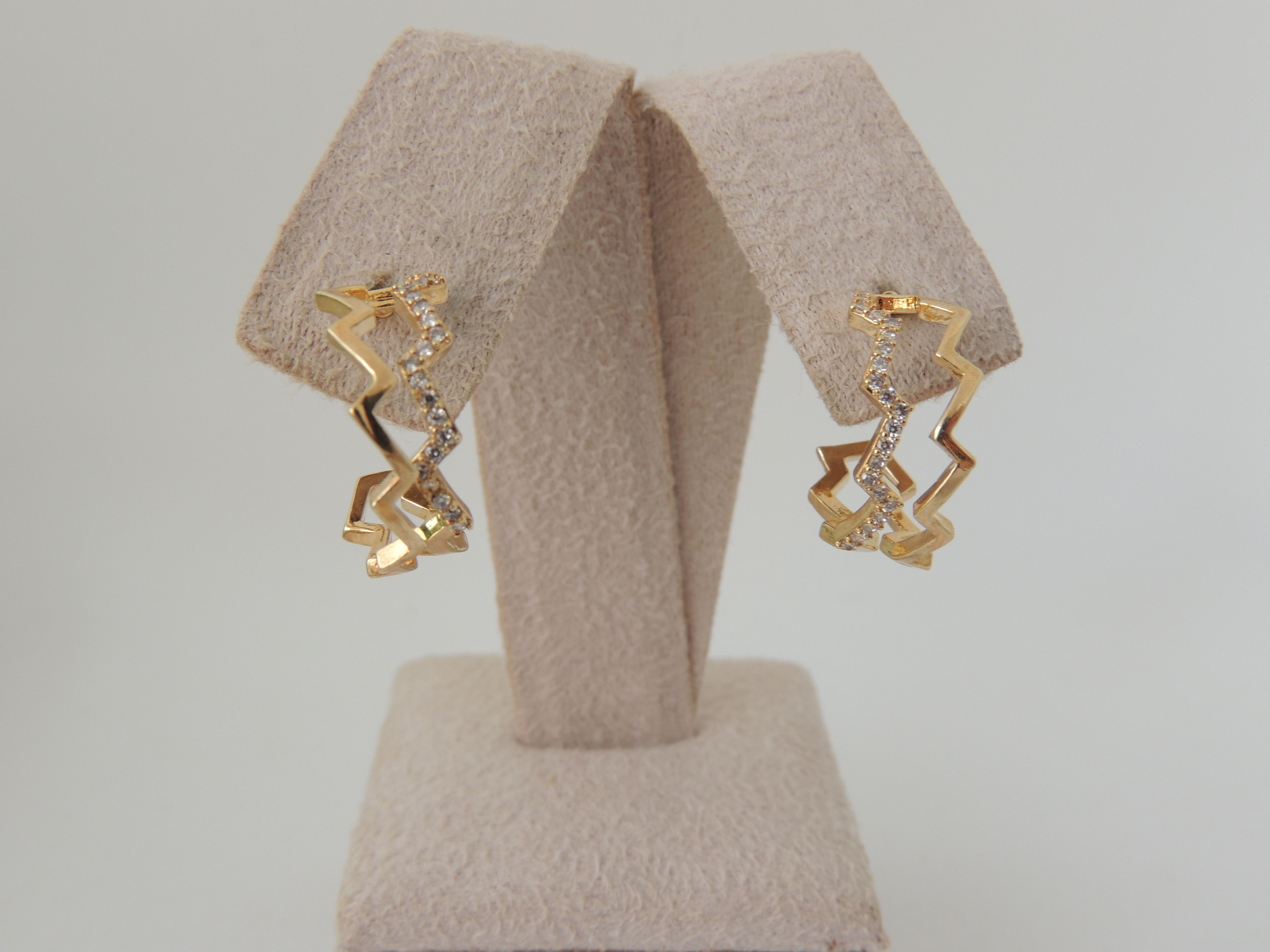 Argola Raio média cravejada. 1,5 cm diâmetro Folheado a ouro 18K