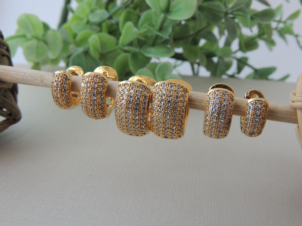 Miniatura: Trio de argolas cravejado com zircônias em cristal.  Folheado em ouro 18k