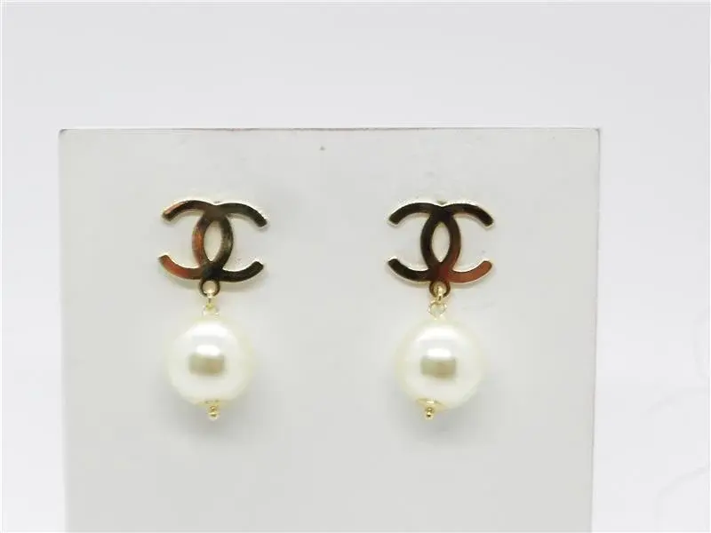 Brinco chanel com pérola.  Folheado em ouro 18k
