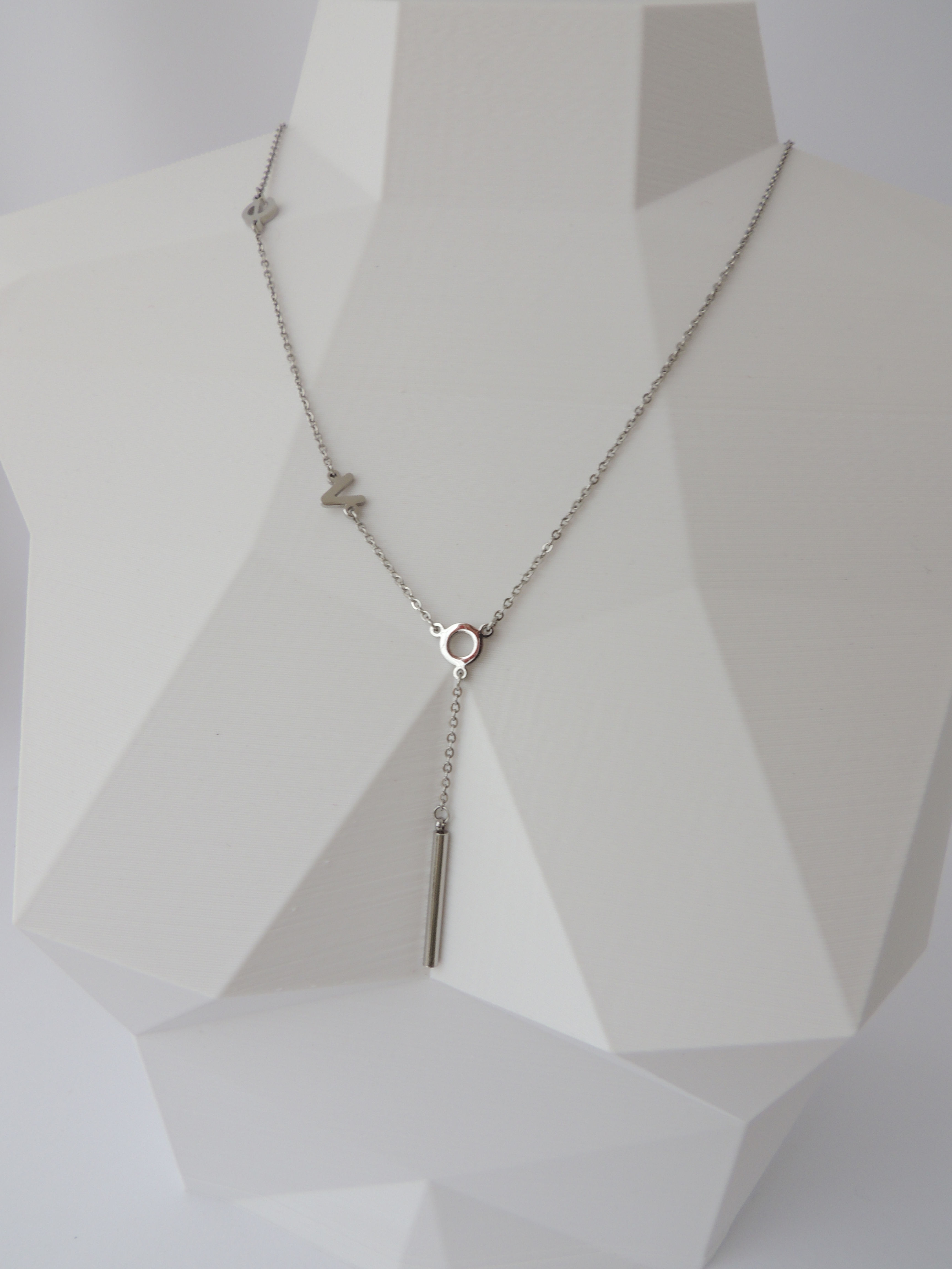 Gargantilha fina com Pino na Ponta  . Com 45 cm.  Folheado em Ródio