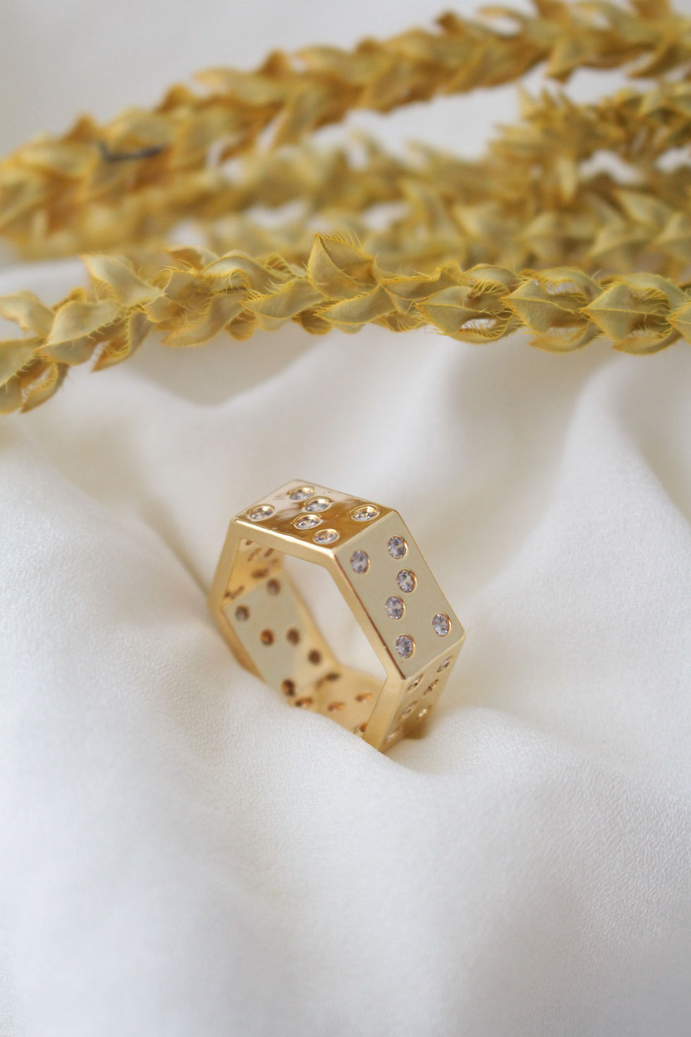 Miniatura: Anel sextavado cravejado zircônias. Folheado ouro 18k