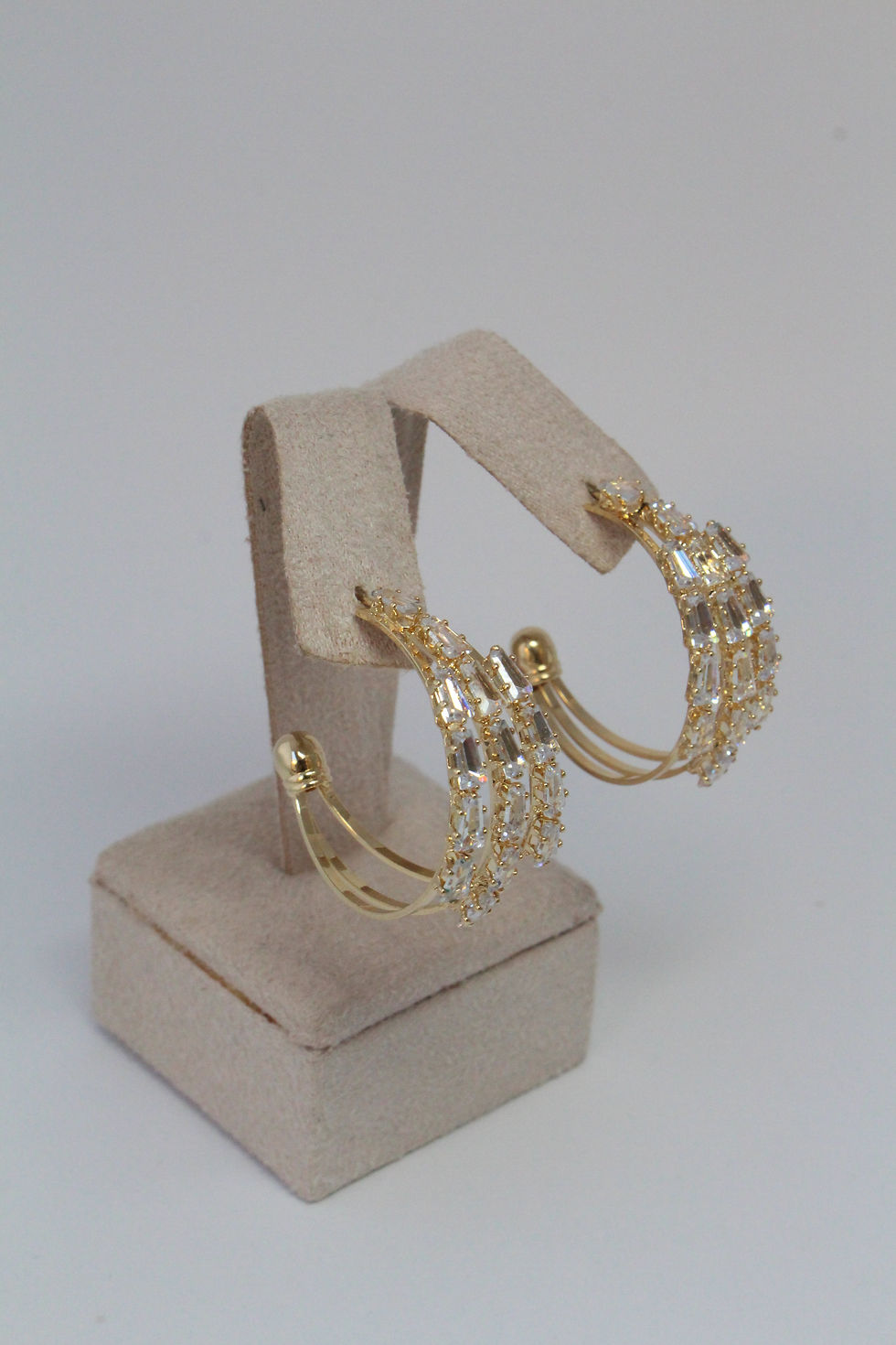 Miniatura: Brinco de argola grande, cravejado com zircônias. Folheado em ouro 18k