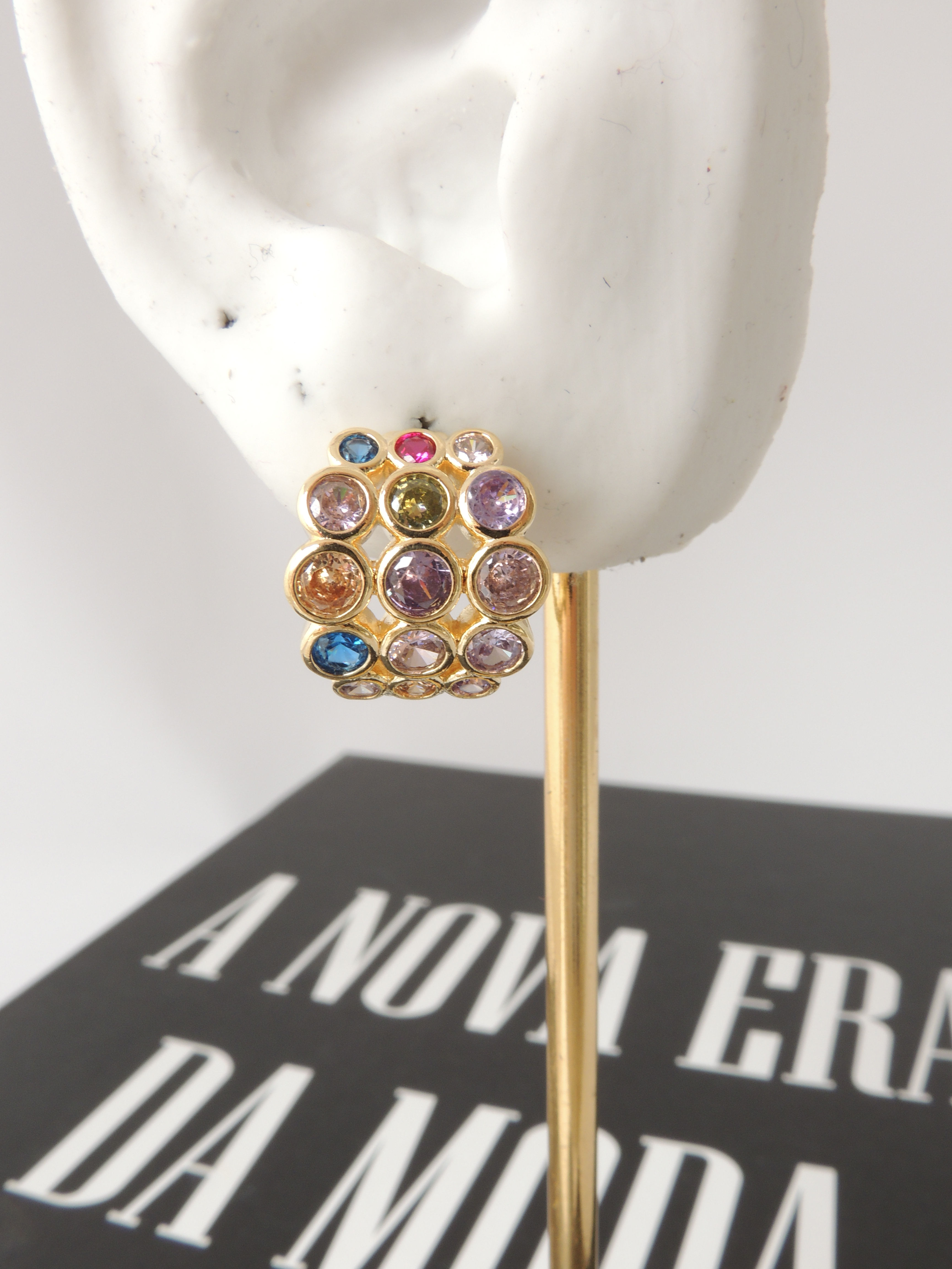 Brinco Argola Click Colorida em zircônias. Folheado ouro 18k