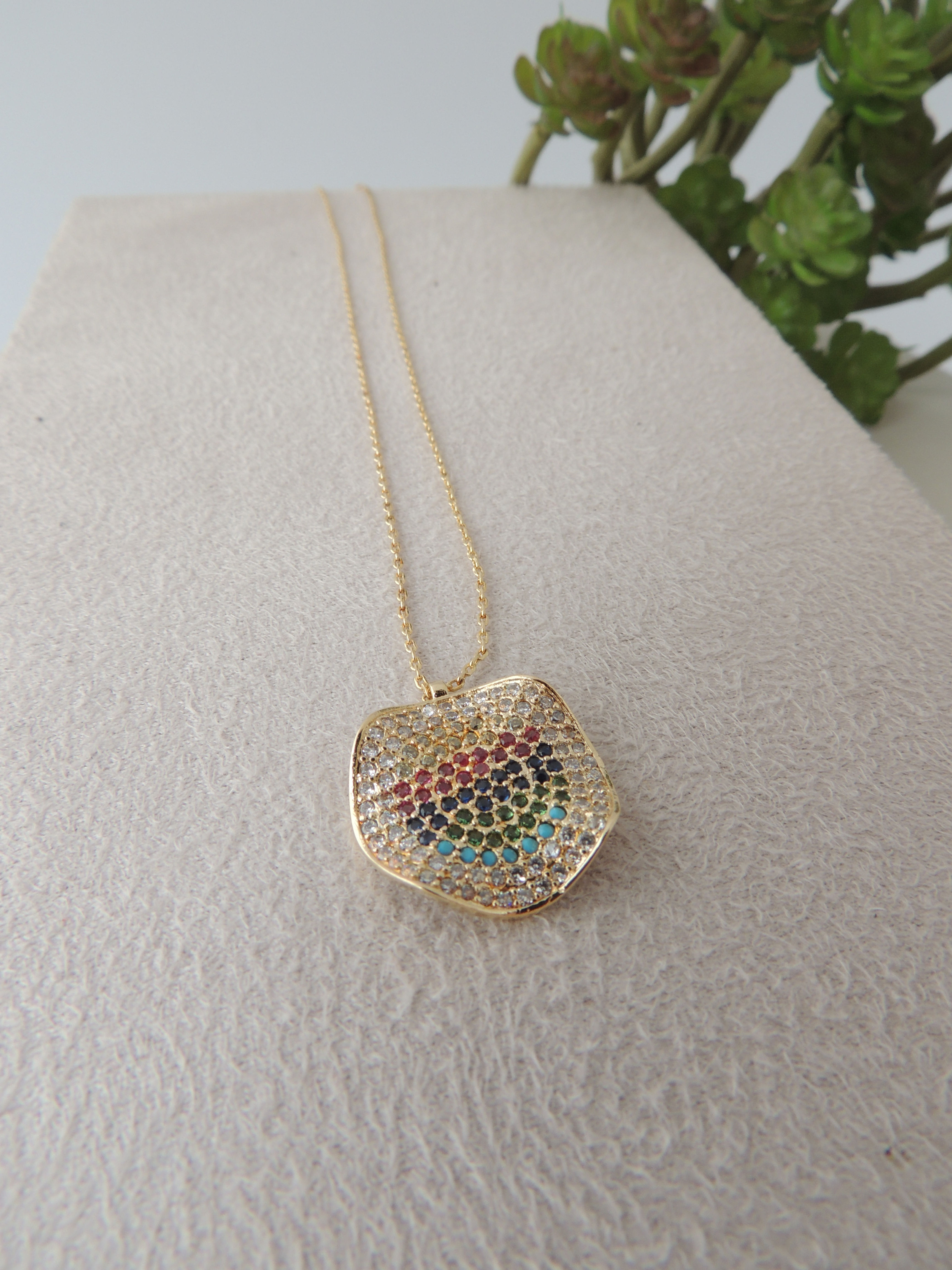 Gargantilha Ping. redondo cravejado Mini zircônias coloridas.. Folheado ouro 18k