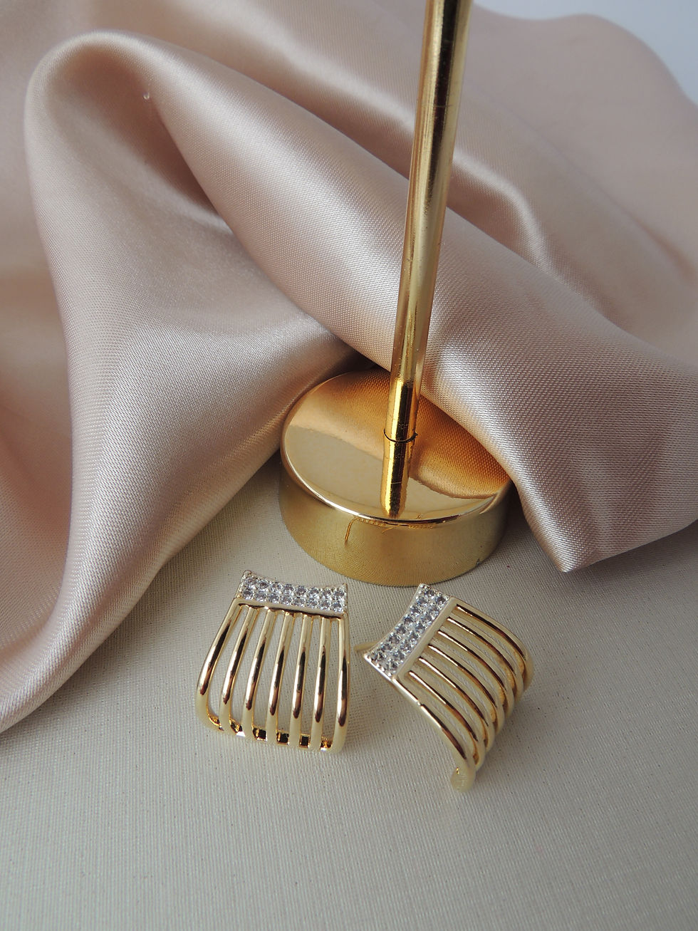 Miniatura: Brinco  argola cravejada média. Folheado a ouro  18k.