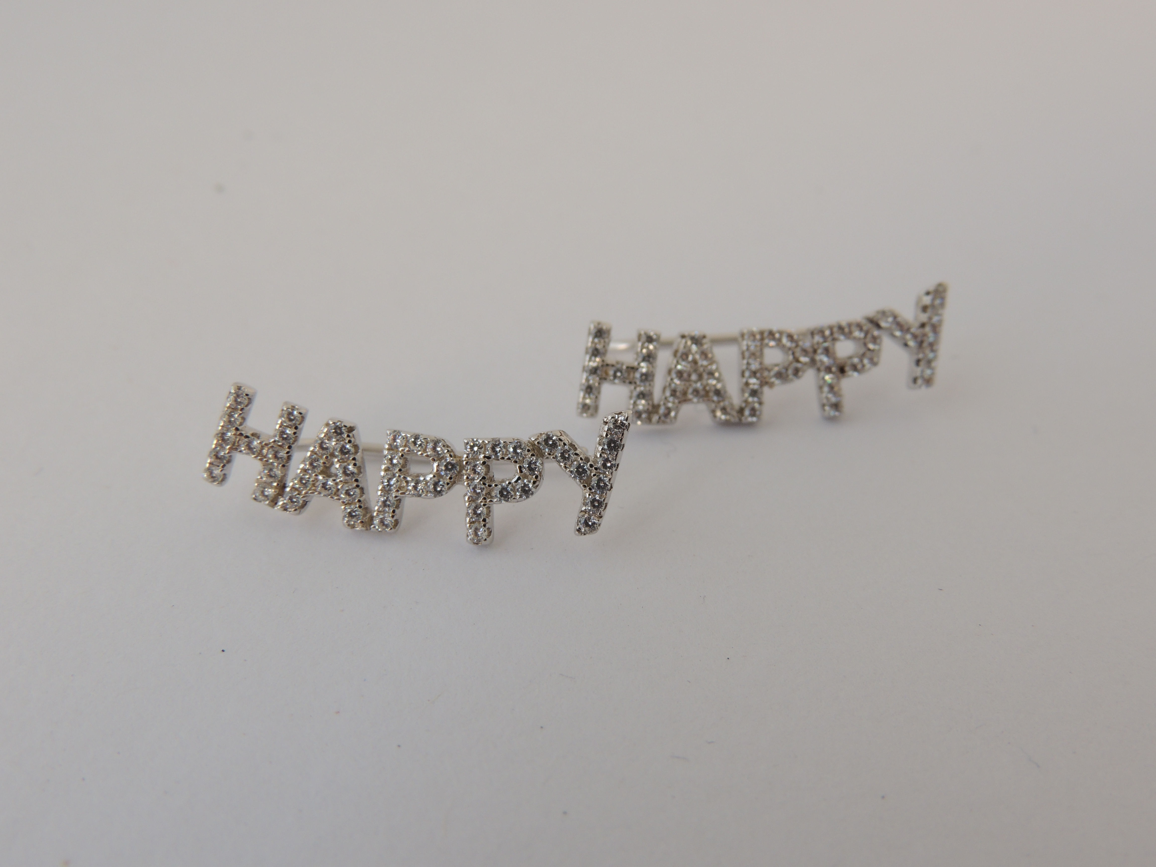 Brinco Prata 925 Gancho Happy tamanho médio cravejado de Zircônias em Prata 925.