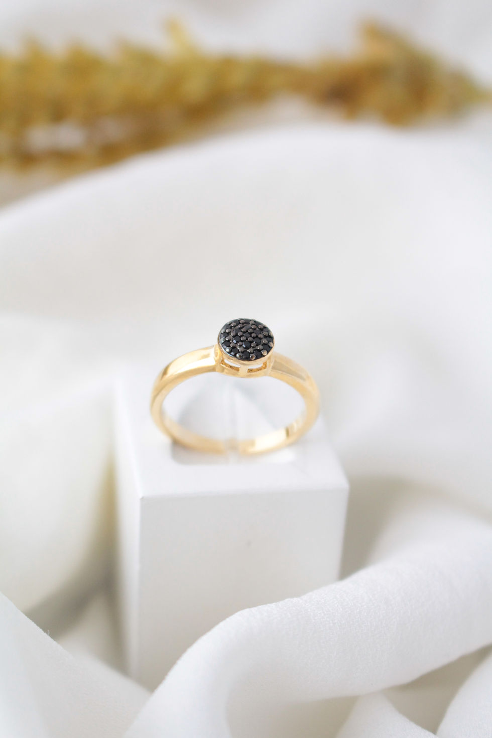 Miniatura: Anel com Mini Zircônias Pretas.  Folheado ouro 18k