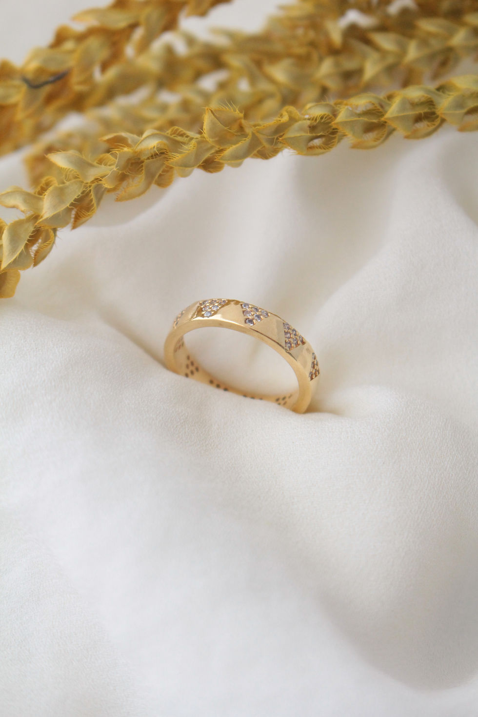 Miniatura: Anel com triângulos cravejado com Zircônias. Folheado ouro 18k
