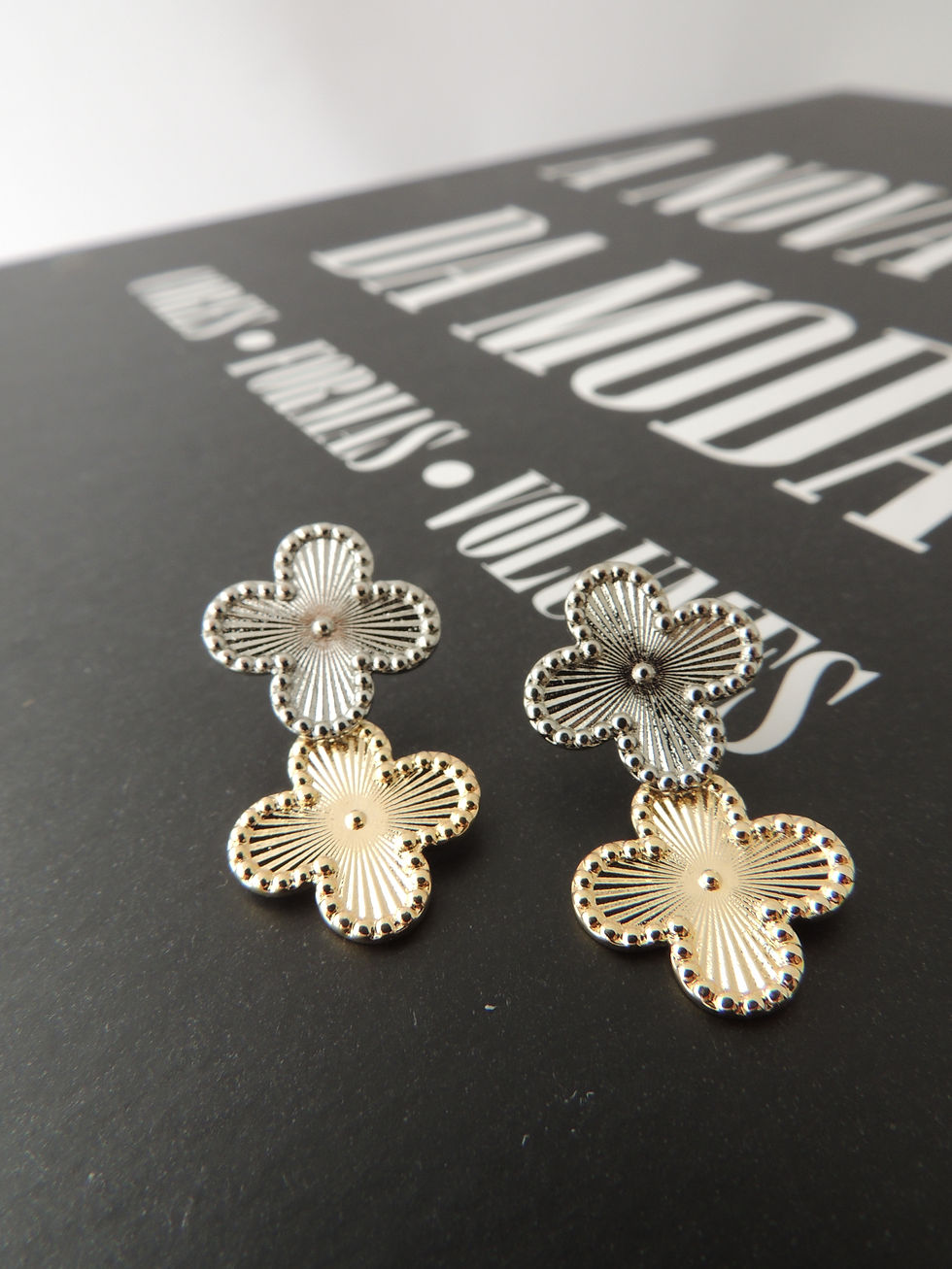 Miniatura: Brinco Trevo duplo Bicolor.. Folheado ouro 18k