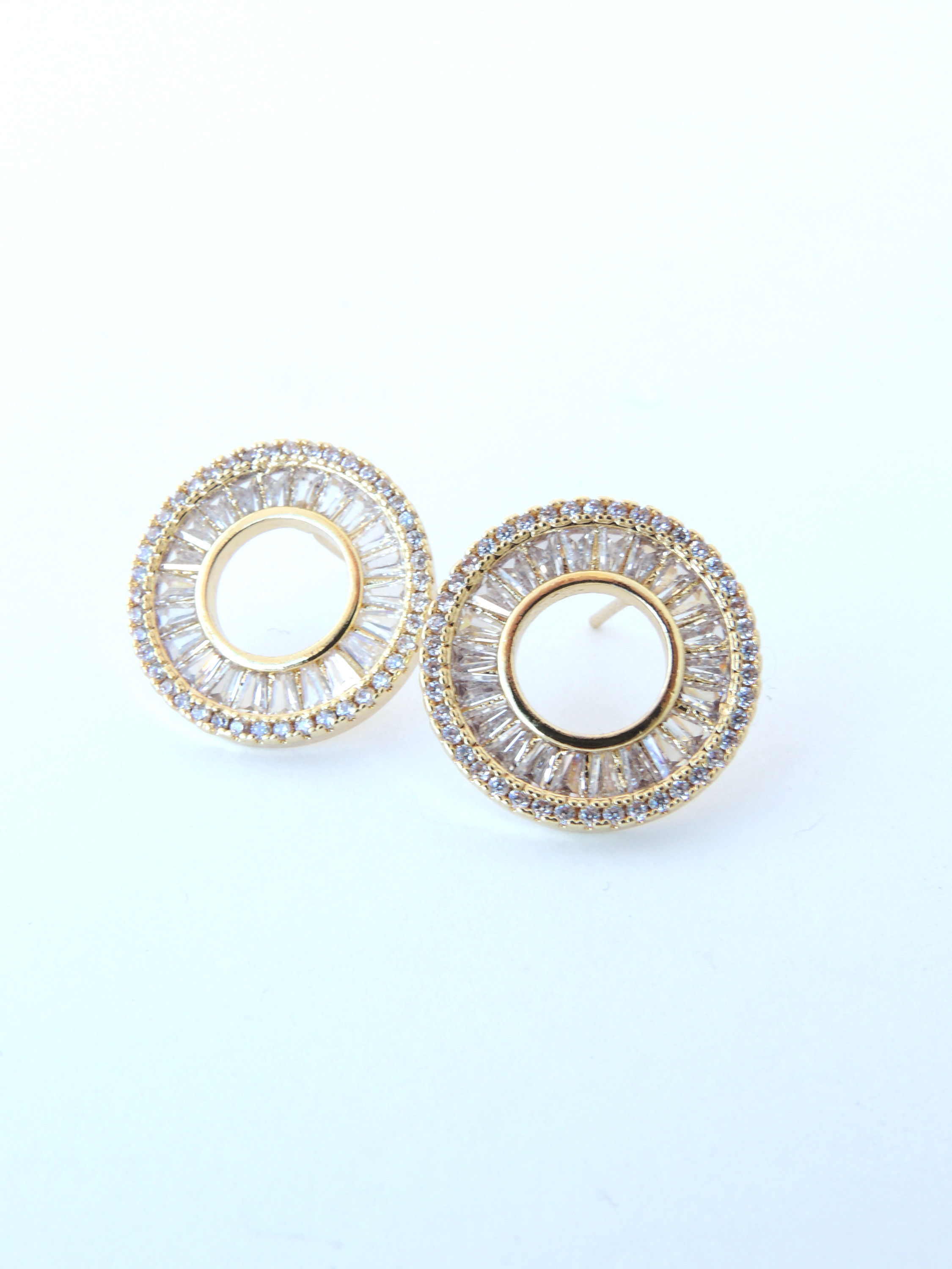 Brinco Pizza cravejado de zircônias. Folheado ouro 18k