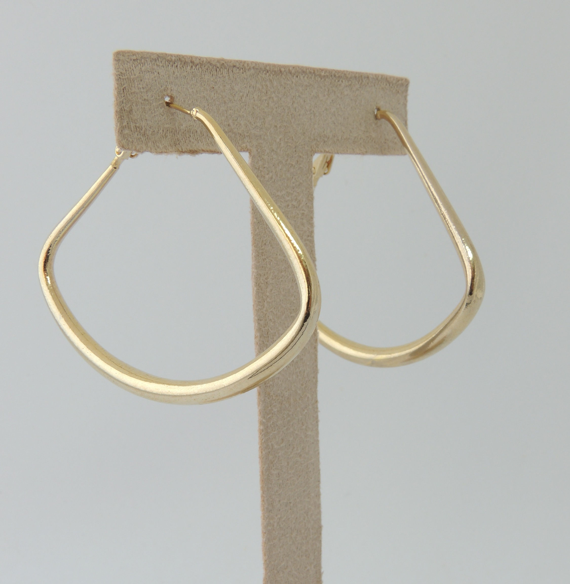 Brinco Argola Canoa liso. Folheado em ouro 18k