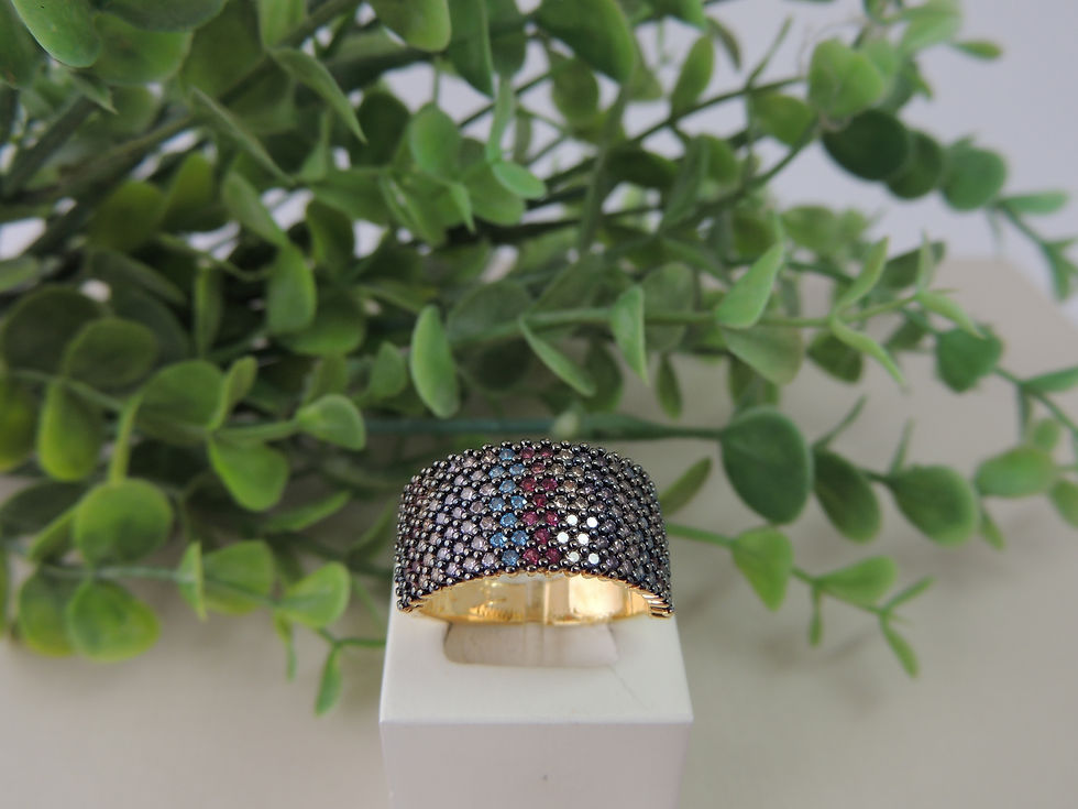 Miniatura: Anel cravejado em zircônias coloridas.  Folheado em ouro 18k.