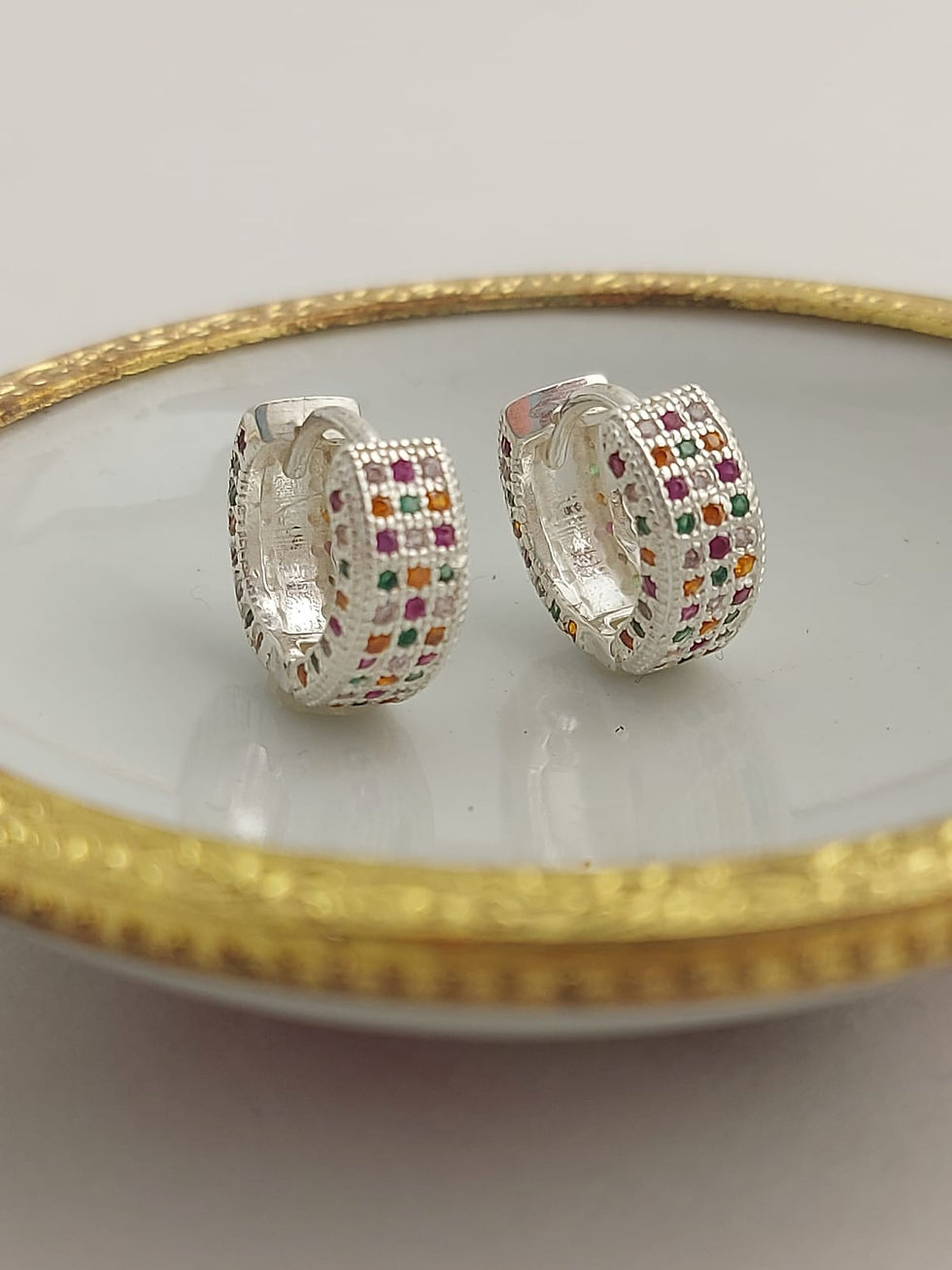 Miniatura: Brinco argola pequena com Zircônias coloridas.  Prata 925.