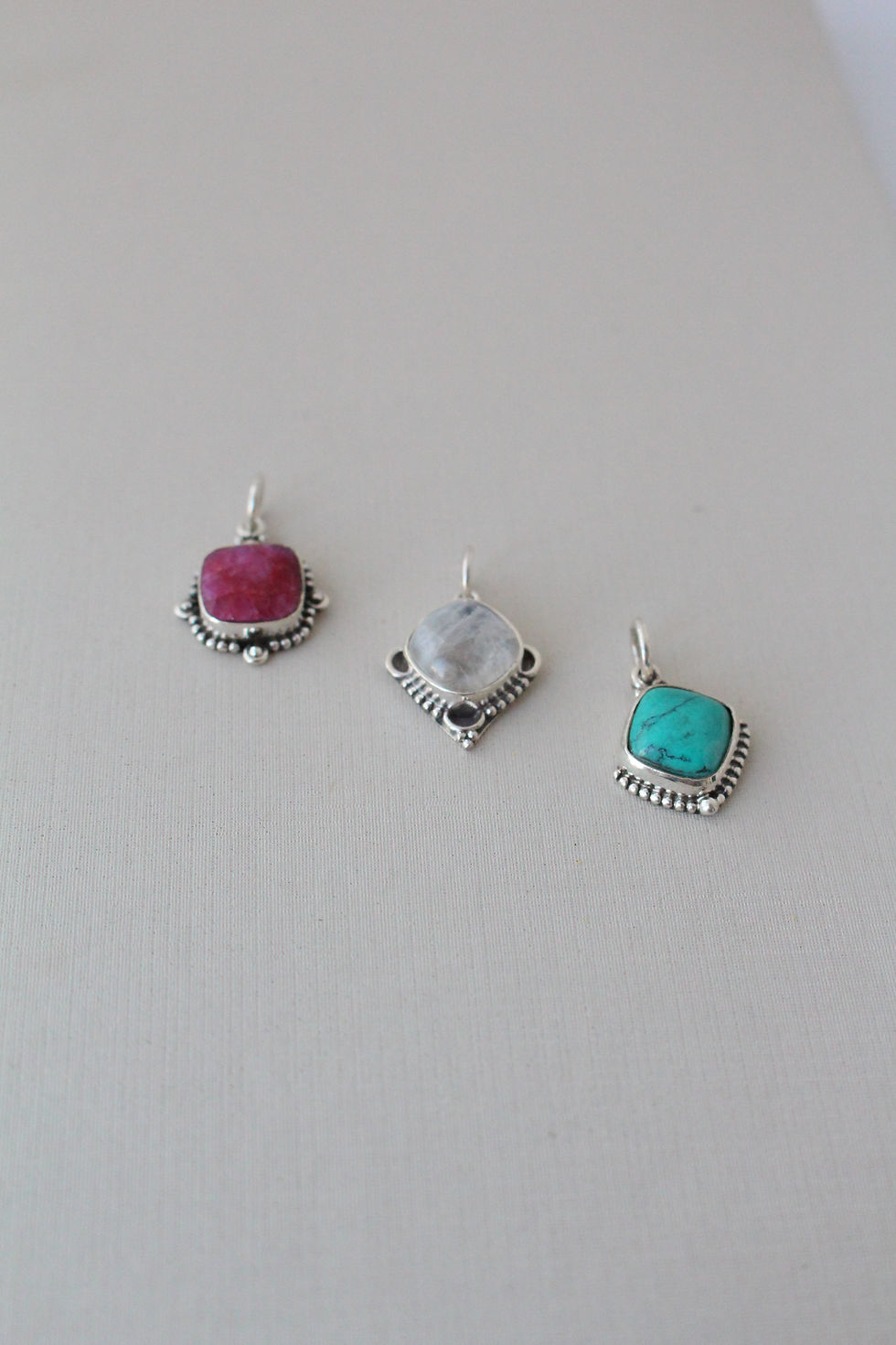 Miniatura: Pingente Prata 925 com Pedra Ágata Rosa, Cristal e Turquesa.  Com 2cm.