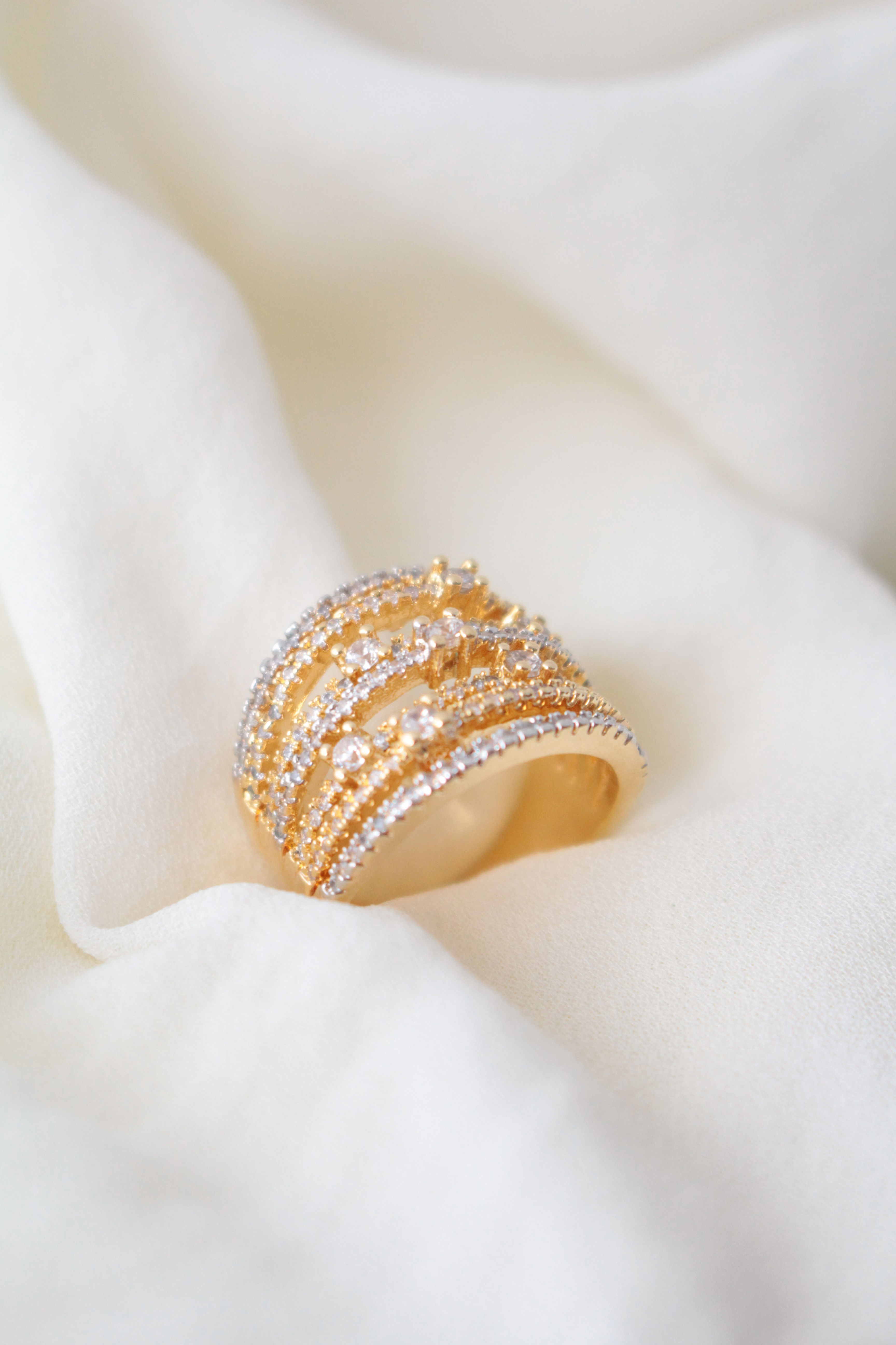 Anel  cravejado de  Zircônias em cristal.  Folheado ouro 1