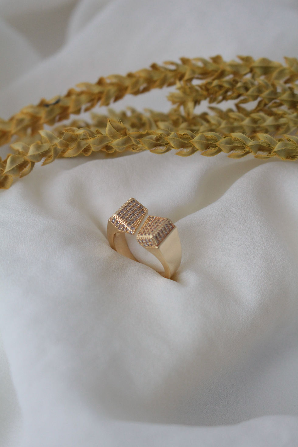 Miniatura: Anel cravejado de Zircônias em cristal.  Folheado ouro 18k
