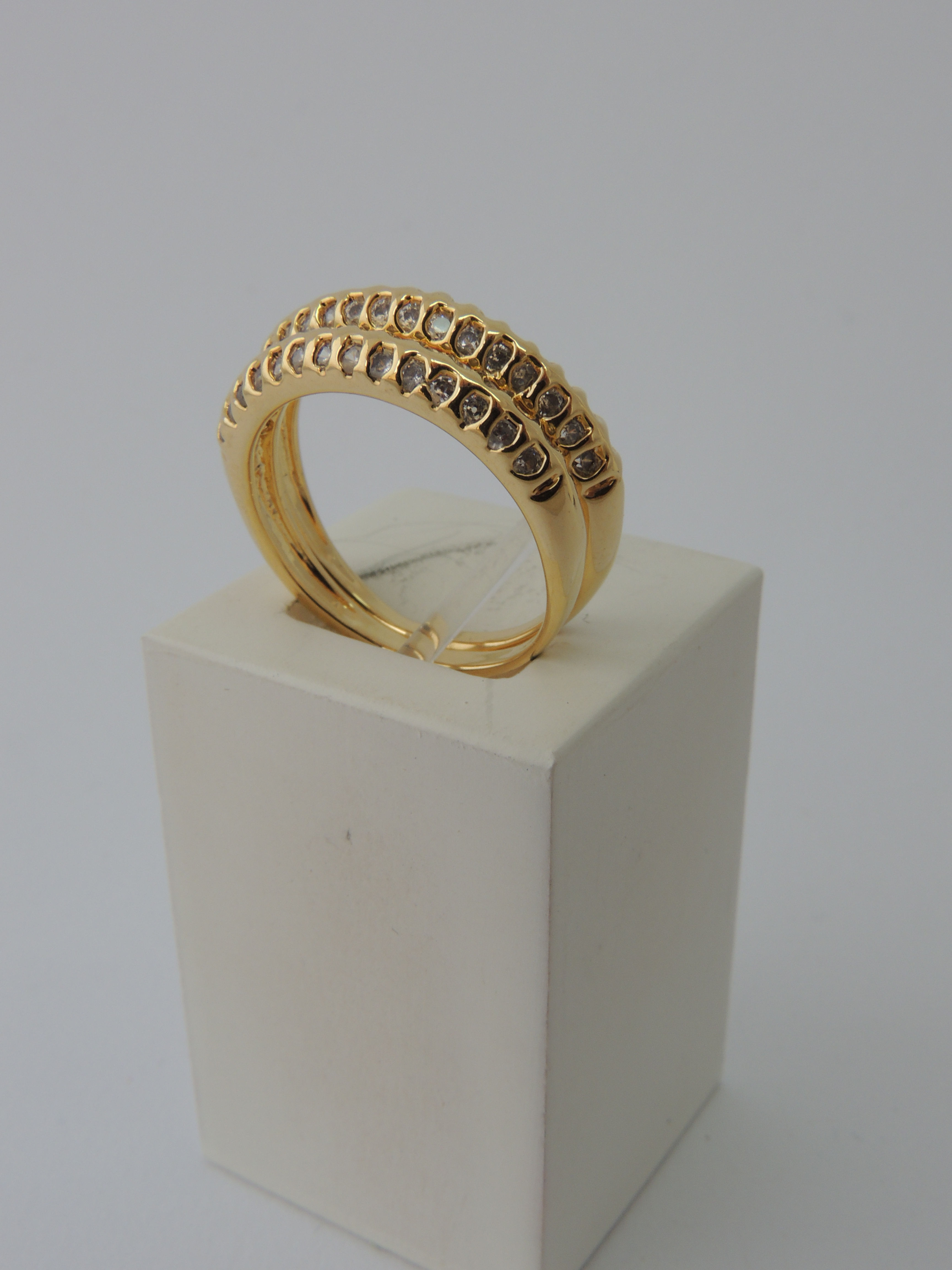 Aliança Dupla cravejada com zircônias Cristal.  Folheado ouro 18k