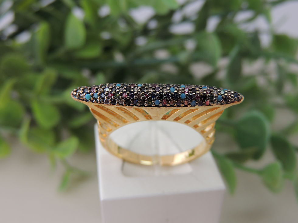 Miniatura: Anel losango cravejado com zircônias coloridas.  Folheado em ouro 18k
