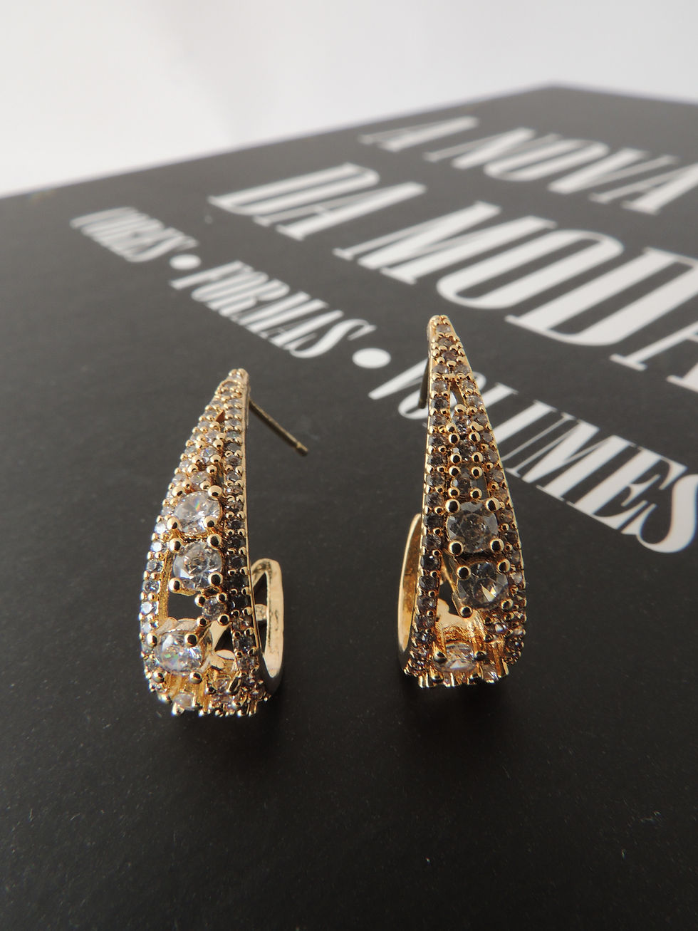 Miniatura: Brinco com zircônias. Folheado ouro 18k