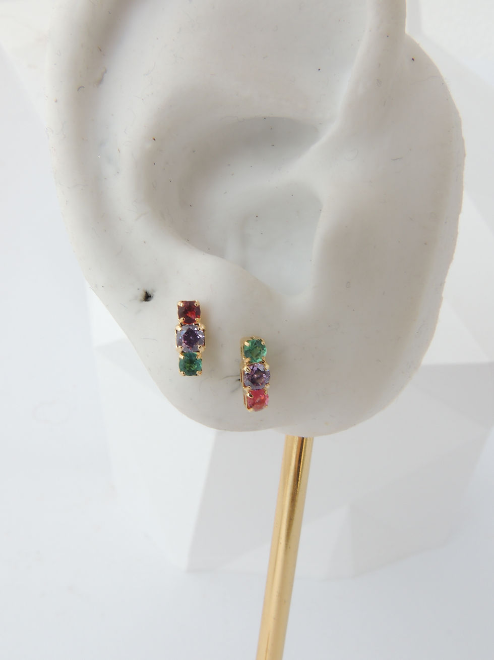 Miniatura: Brinco delicado pequeno com Zircônias coloridas.  Folheado a ouro 18k.