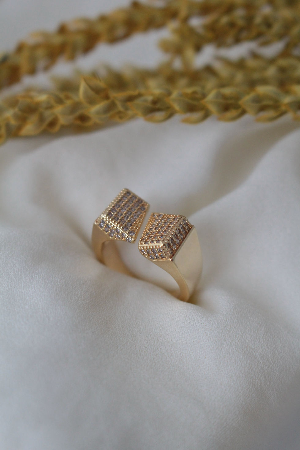 Miniatura: Anel cravejado de Zircônias em cristal.  Folheado ouro 18k