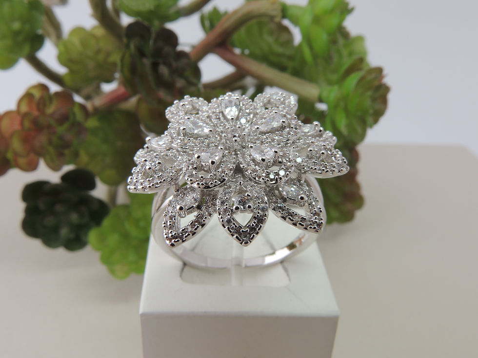 Miniatura: Anel de flor, cravejado Mini zircônias em cristal.    Folheado Ródio Branco