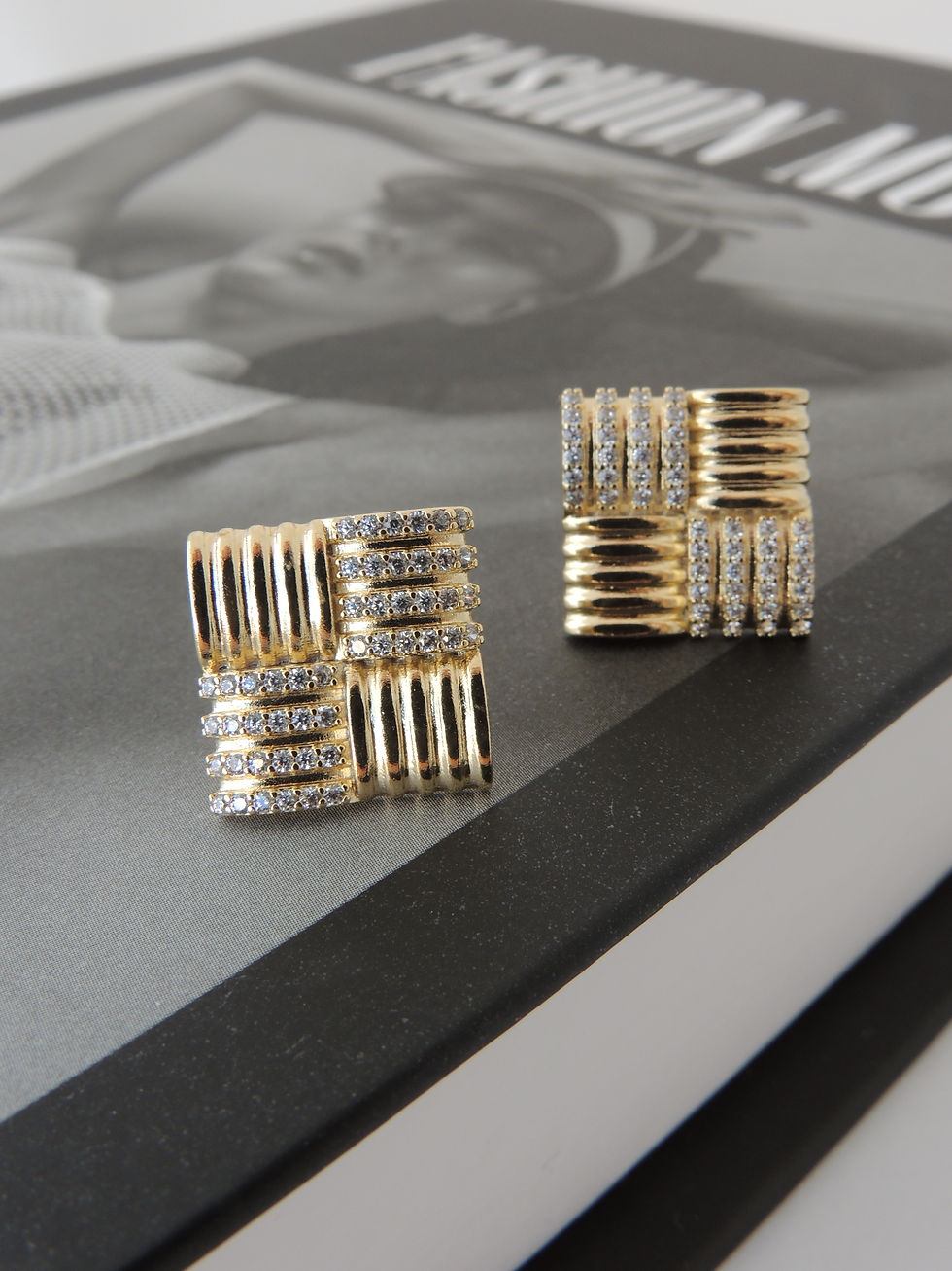Miniatura: Brinco quadrado cravejado pequeno. Folheado ouro 18k