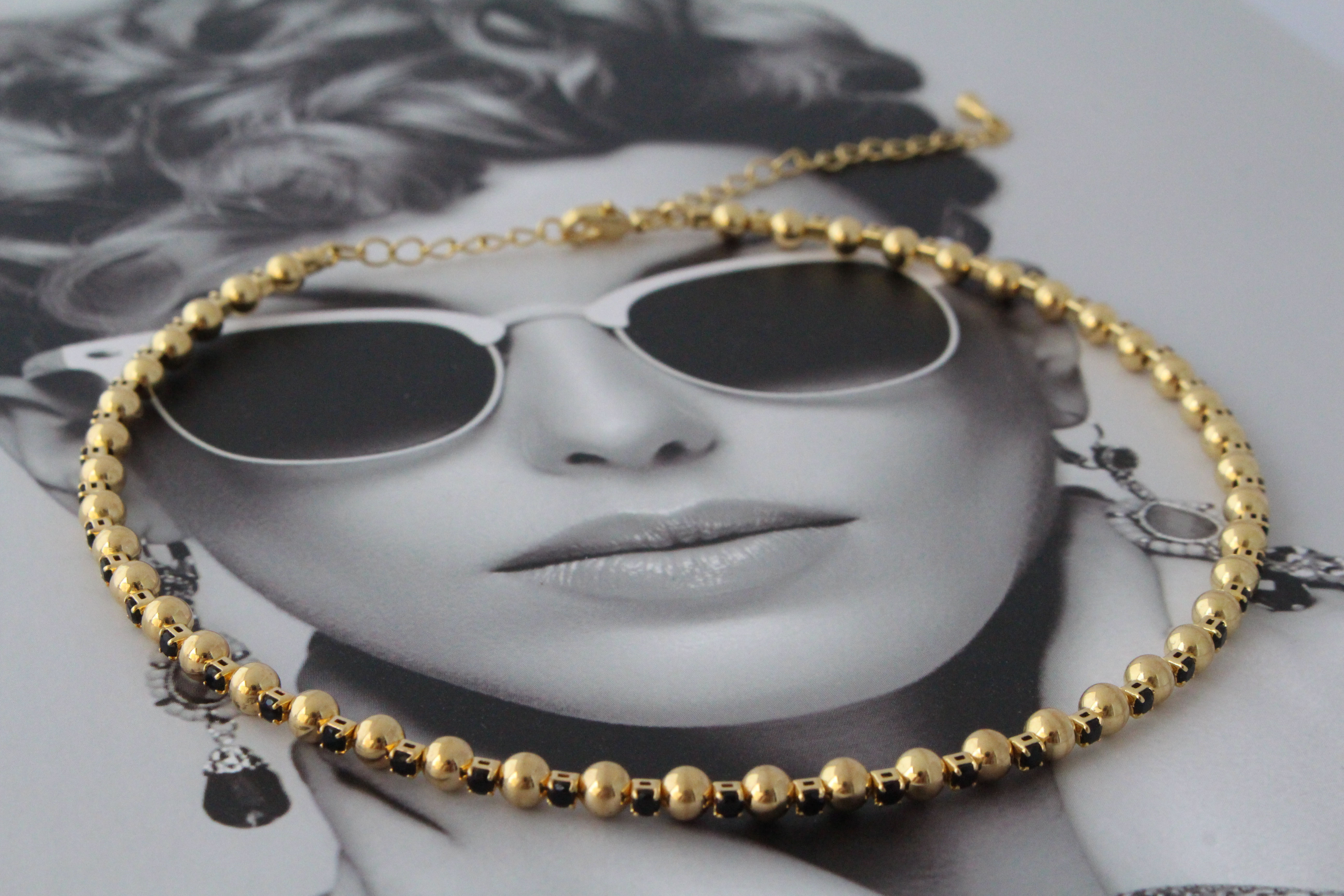 Choker Dourada de bolinha com Zircônias pretas. Com 35cm mais extensor.