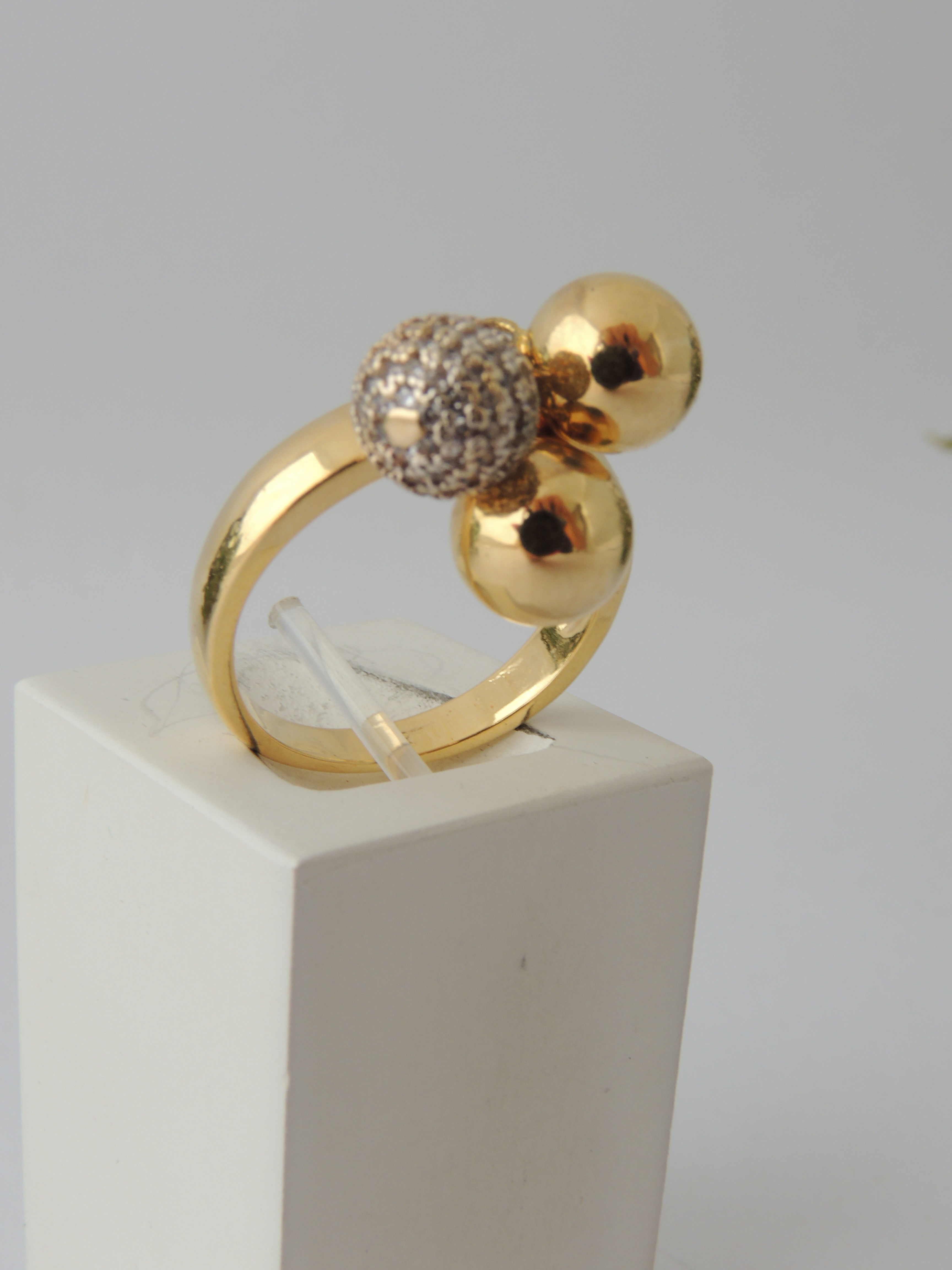 Anel com 3 pingentes duas lisas e uma cravejada com mini Zircônias.