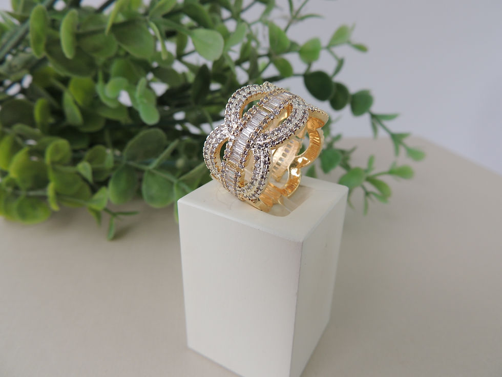 Miniatura: Anel largo Trançado Cravejado com Zircônias em cristal.  Folheado ouro 18k.