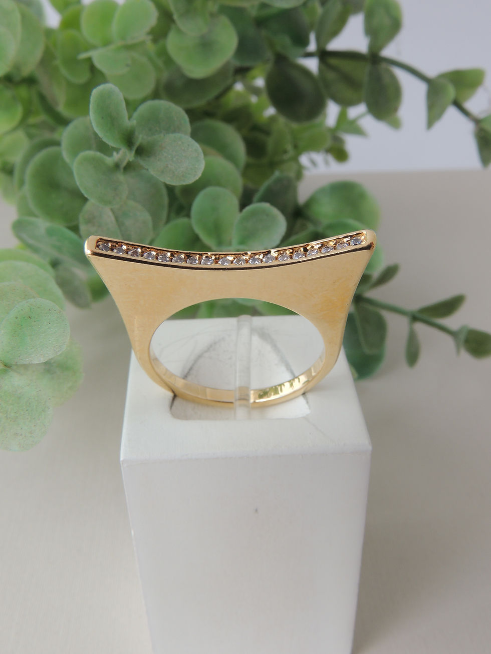 Miniatura: Anel onda cravejado com zircônias em cristal.  Folheado ouro 18k