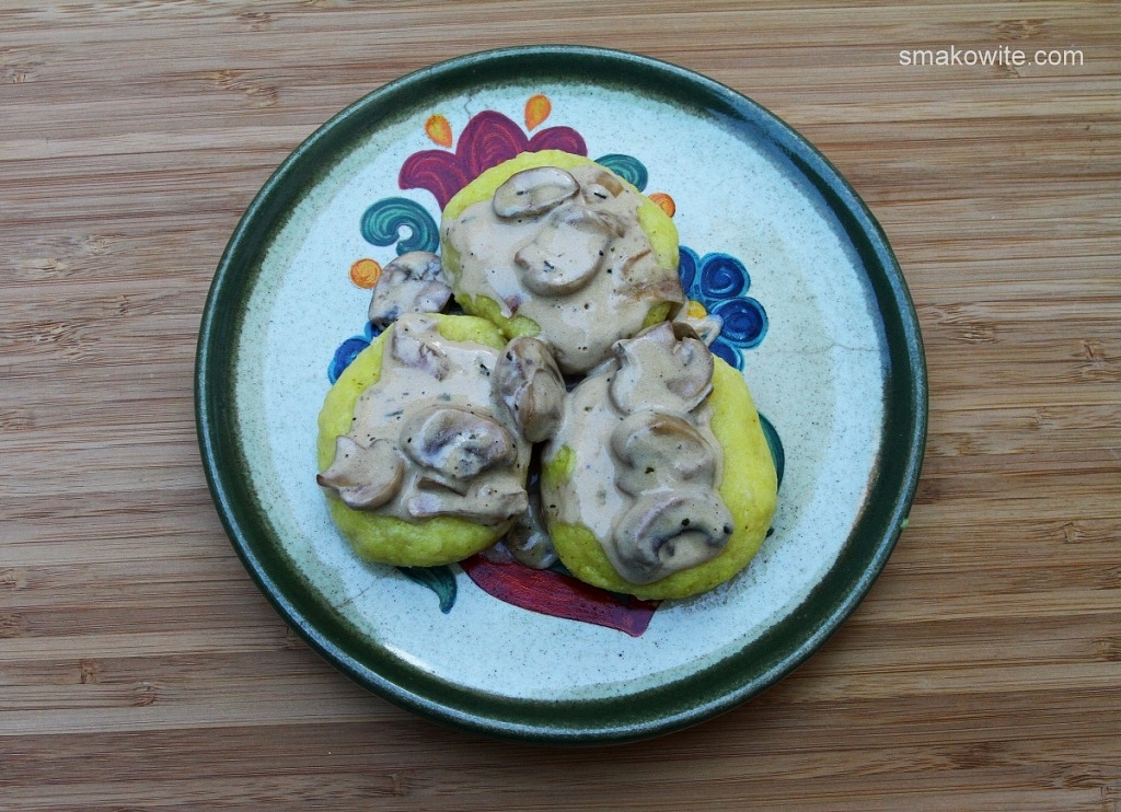 kluski śląskie z kaszy jaglanej z sosem pieczarkowym