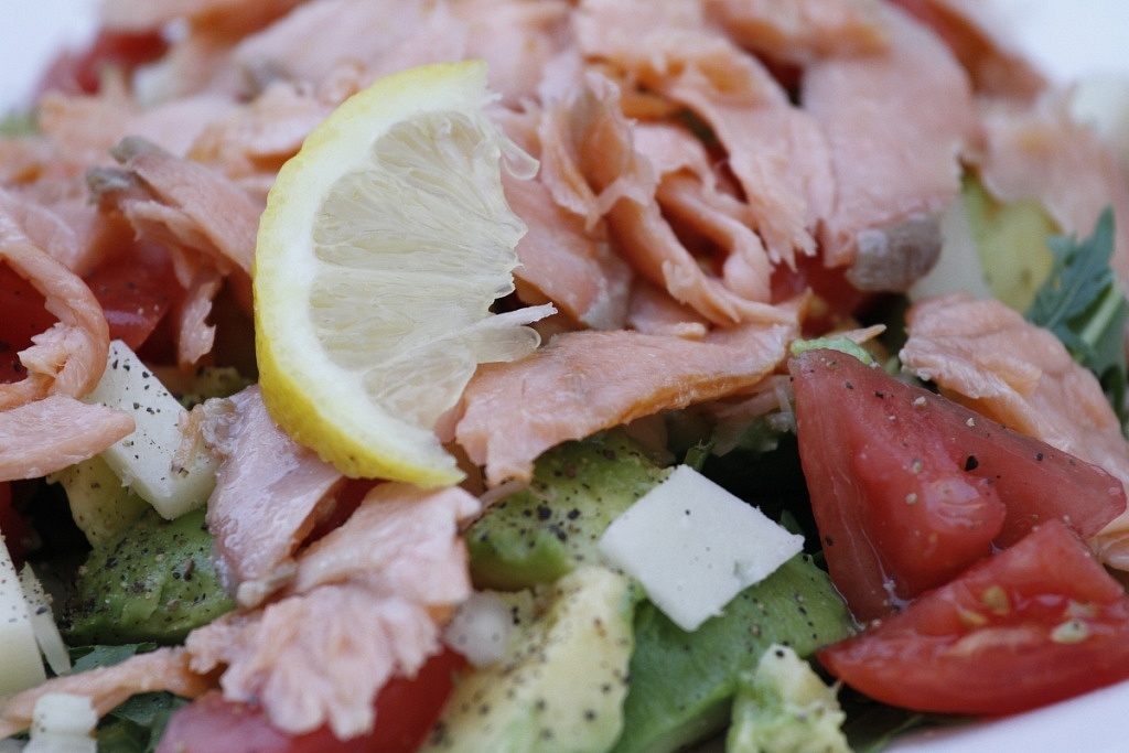 sałatka z łososiem