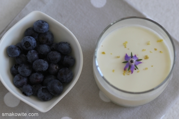pannacotta jogurtowo-cytrynowa z borówkami