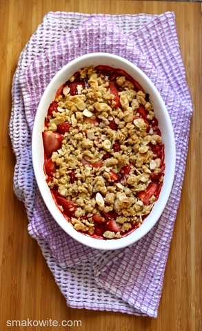 truskawki pod kruszonką owsiano-migdałową