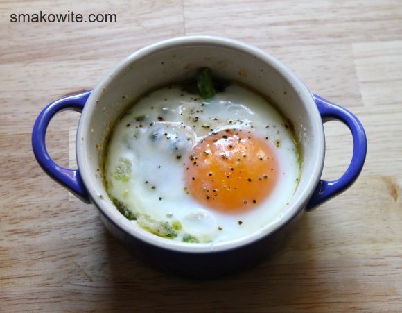 jajka ze szparagami zapiekane w kokilkach