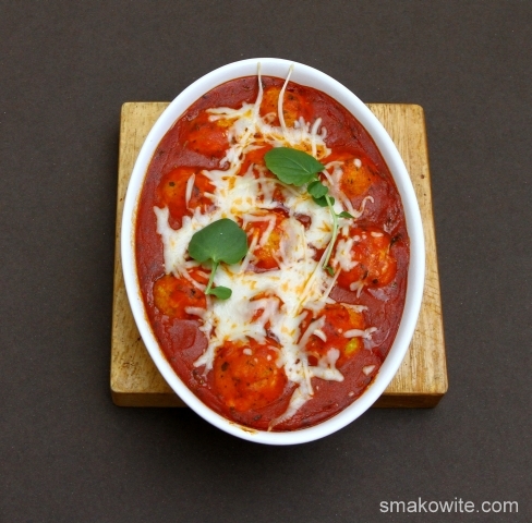 pulpety jaglane zapiekane w sosie pomidorowym