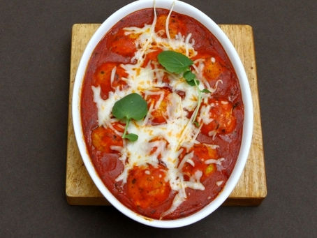 Pulpety z kaszy jaglanej zapiekane w sosie pomidorowym