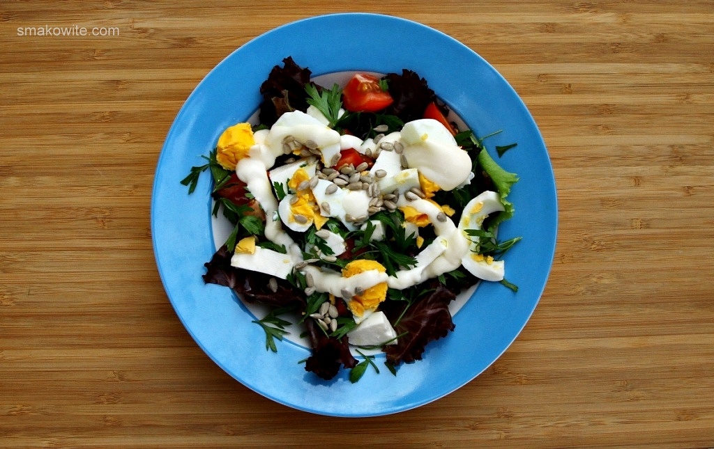 sałatka z jajkiem i pestkami słonecznika