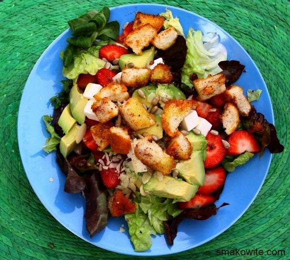 sałatka wiosenna z truskawkami