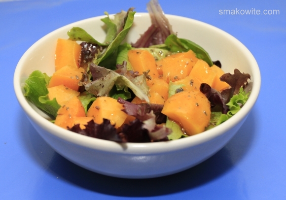 sałatka z brzoskwiniami