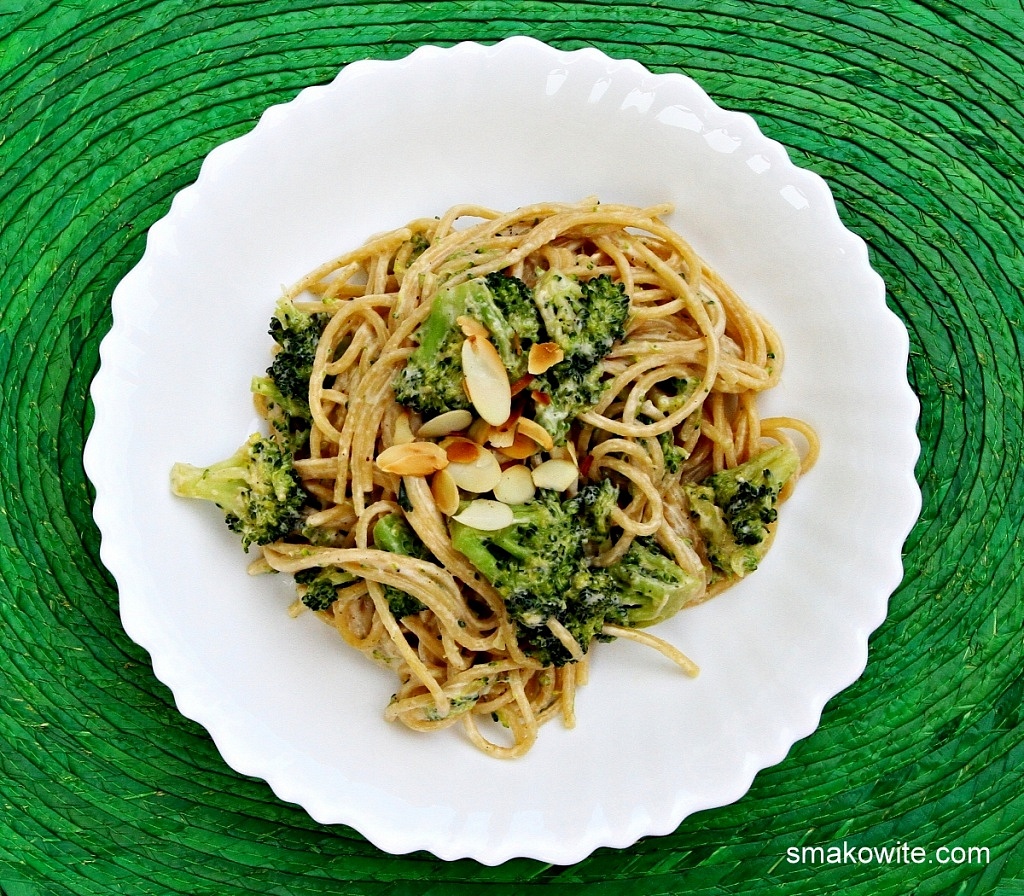 makaron z brokułami i płatkami migdałowymi w sosie serowym