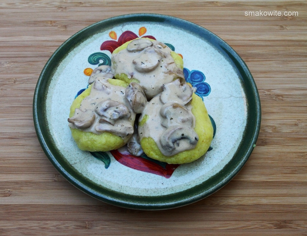 kluski śląskie z kaszy jaglanej z sosem pieczarkowym z mascarpone