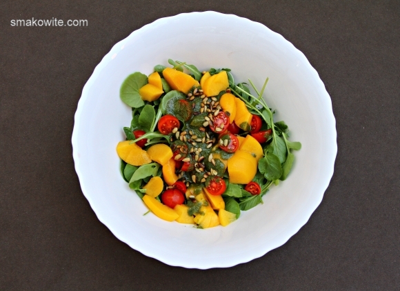 sałatka z brzoskwiniami i pesto