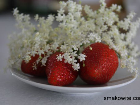 Konfitura truskawkowa z kwiatami bzu